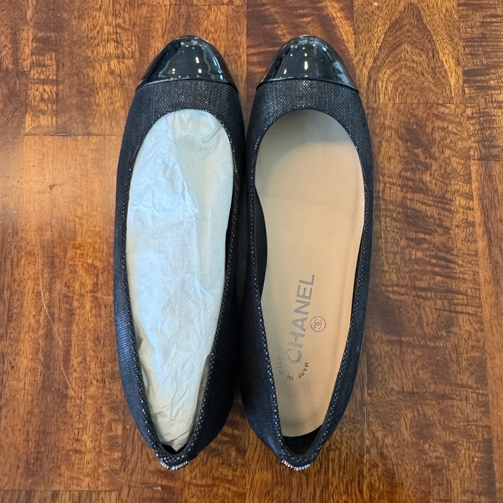 Classic Black Chanel Flats - Picture 6 of 10